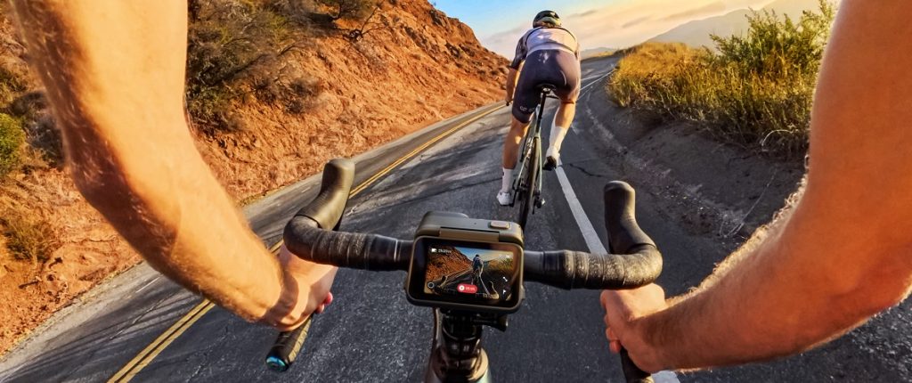 Rennradfahrer mit Insta360 Ace Pro Cam am Lenkrad