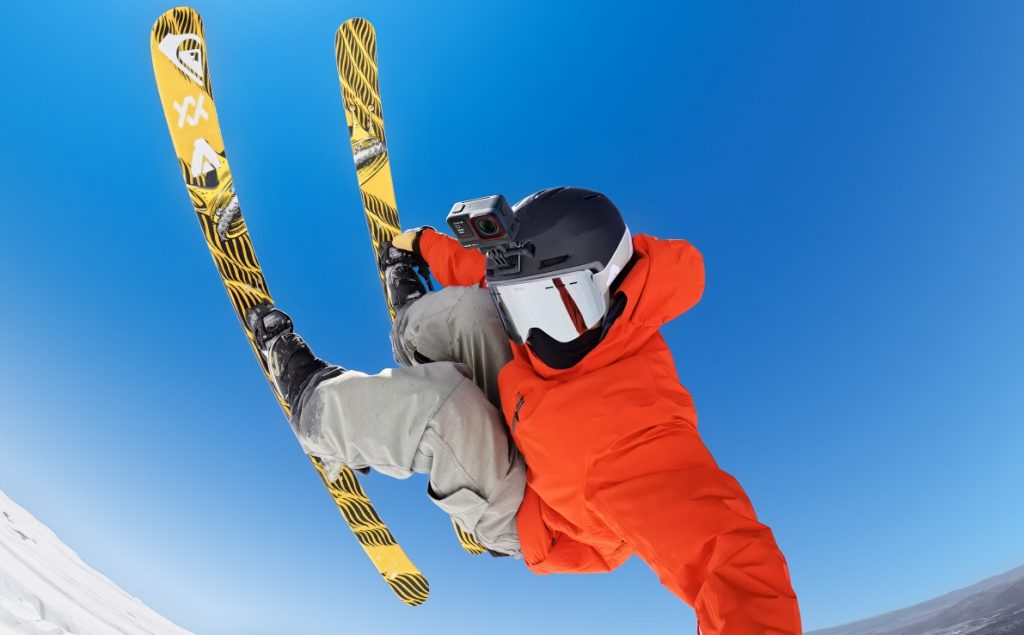 Freestyle Skispringer mit Insta360 Ace Pro Actioncam auf dem Helm