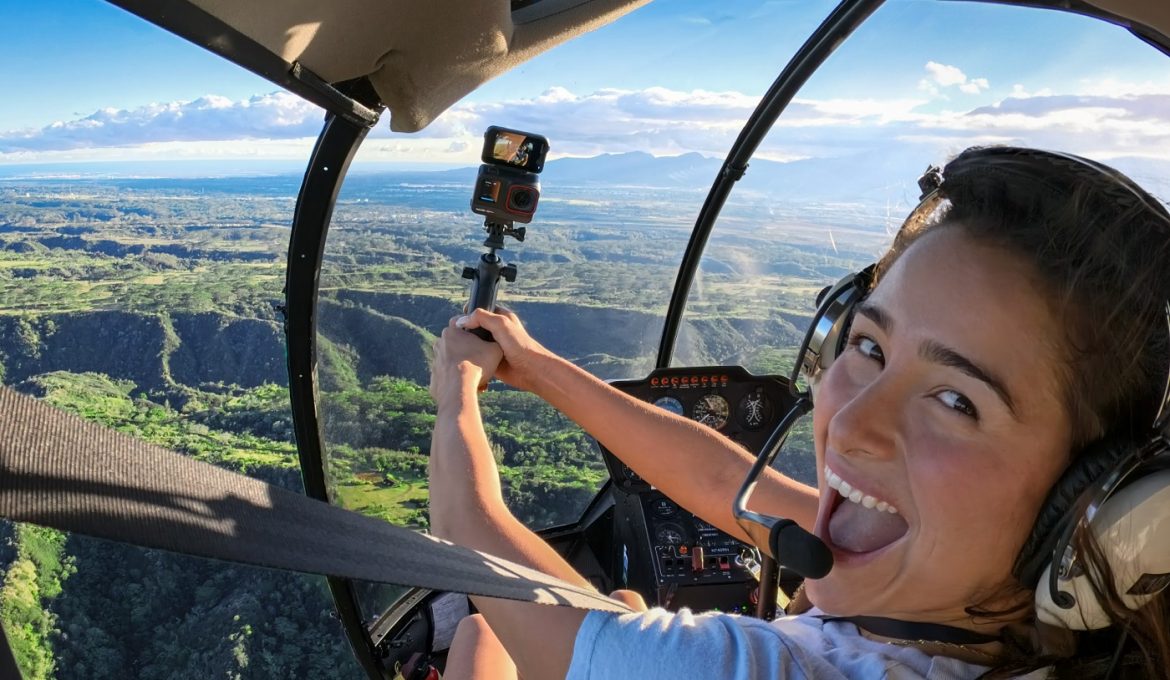 Frau in Hubschrauber vloggt mit mit Insta360 Ace Pro im Selfie Modus