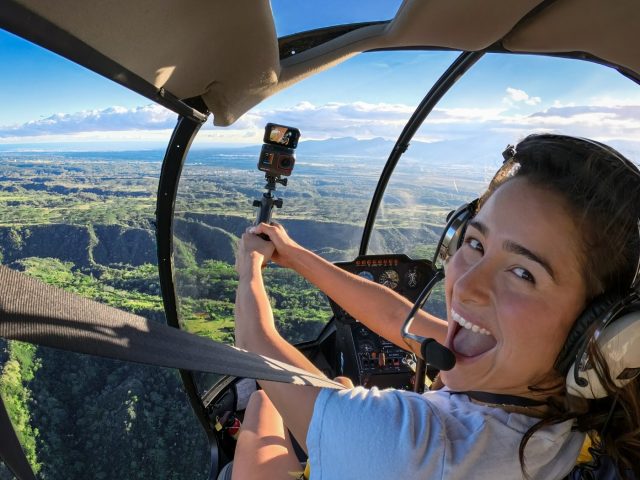 Frau in Hubschrauber vloggt mit mit Insta360 Ace Pro im Selfie Modus