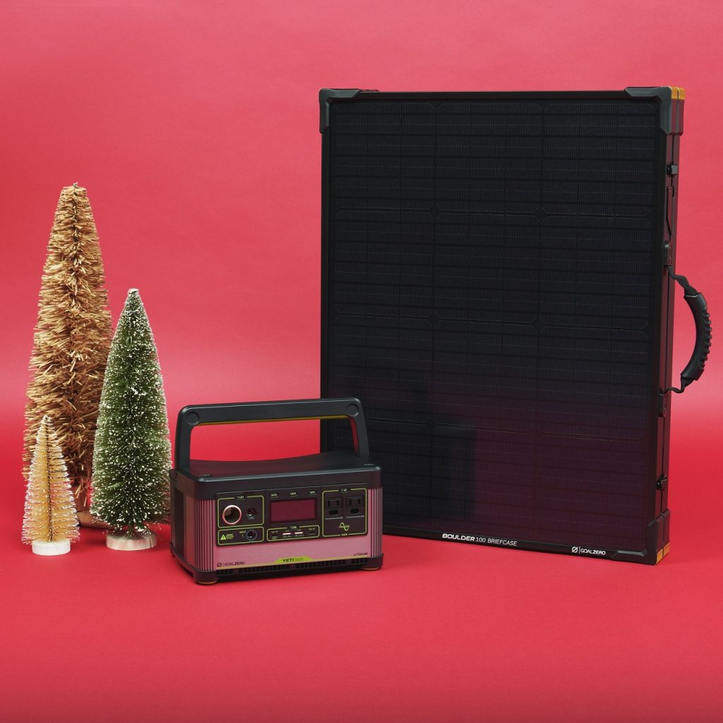 Powerstation und Solarpane mit Deko Weihnachtsbäumen