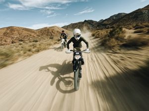 Zwei Enduro Fahrer mit GoPro in der Wüste