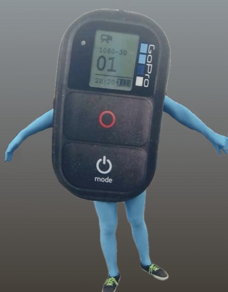 Mensch in GoPro Remote Kostüm