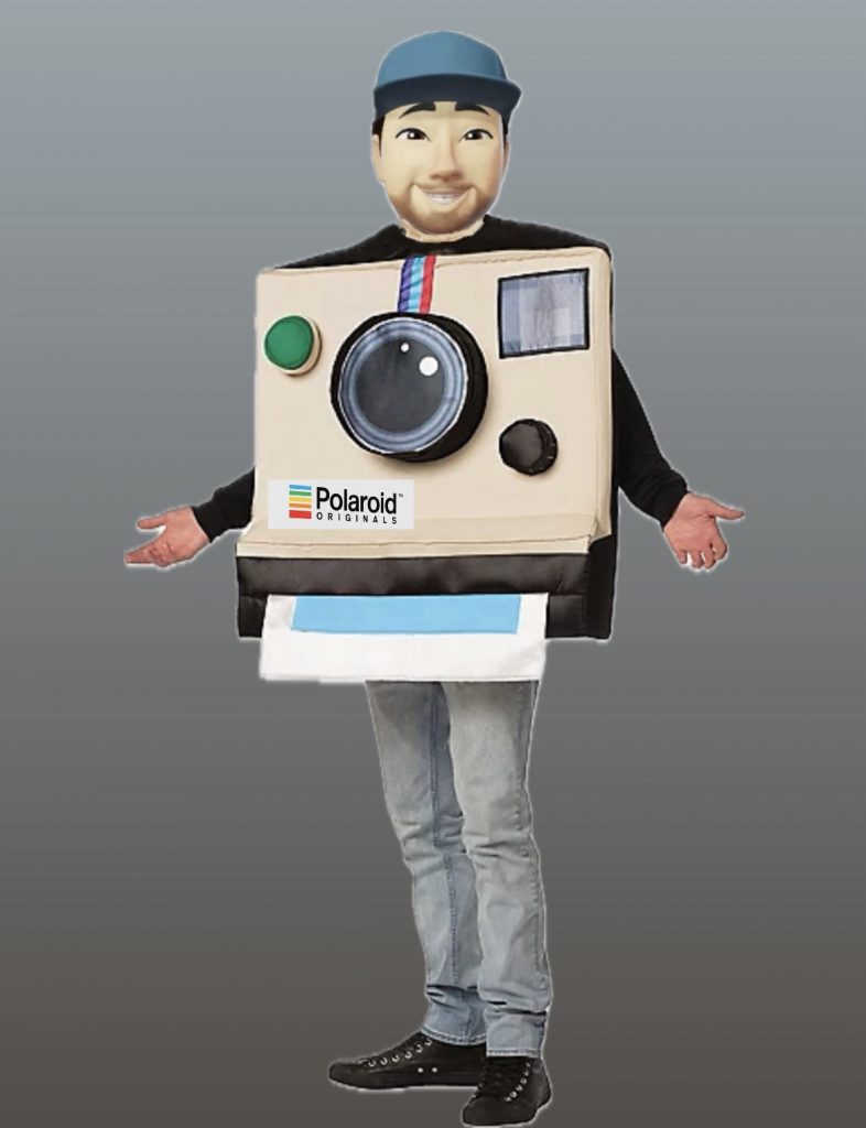 Mensch in Polaroid Kamera Kostüm mit Comic-Kopf