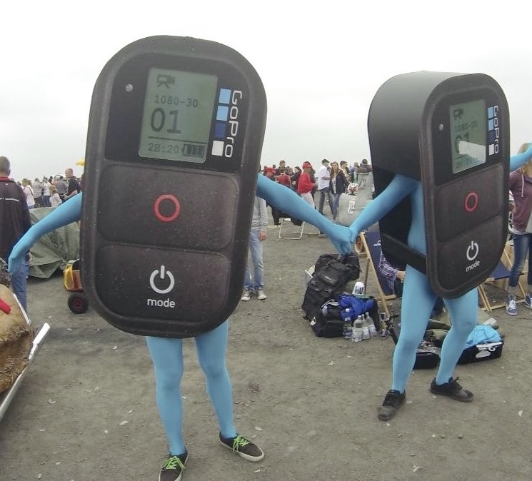 Zwei Menschen verkleidet als GoPro Remote halten sich an der Hand