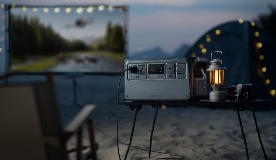 DJI Powerstation 1000 auf Tisch vor abendlicher Outdoor-Beamerkulisse