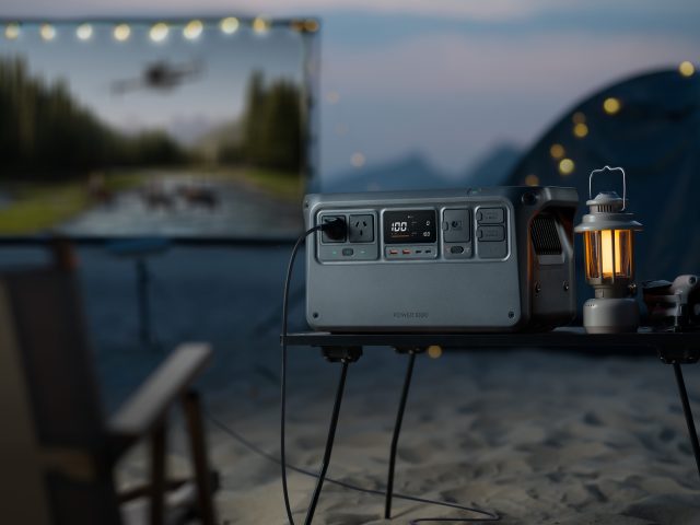 DJI Powerstation 1000 auf Tisch vor abendlicher Outdoor-Beamerkulisse