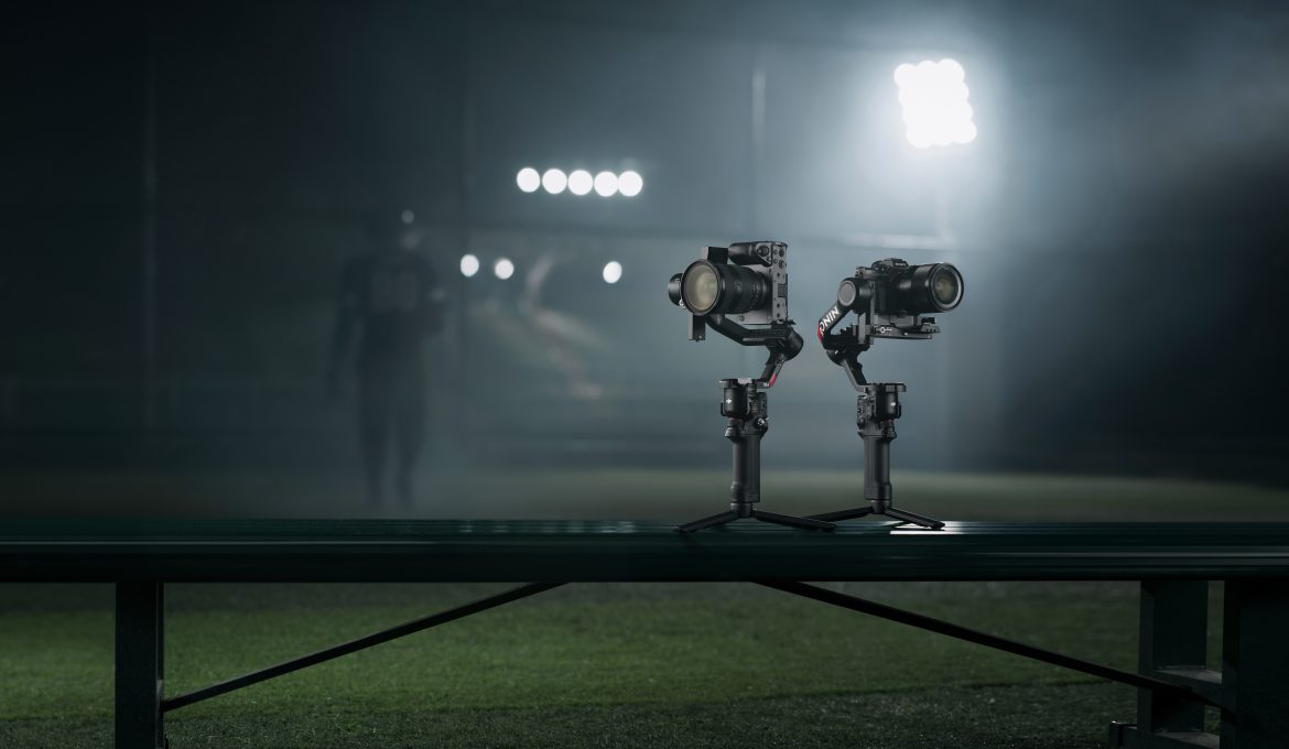 DJI Ronin RS 4 und RS 4 Pro Gimbal auf Bank in Stadionkulisse mit Flutlicht