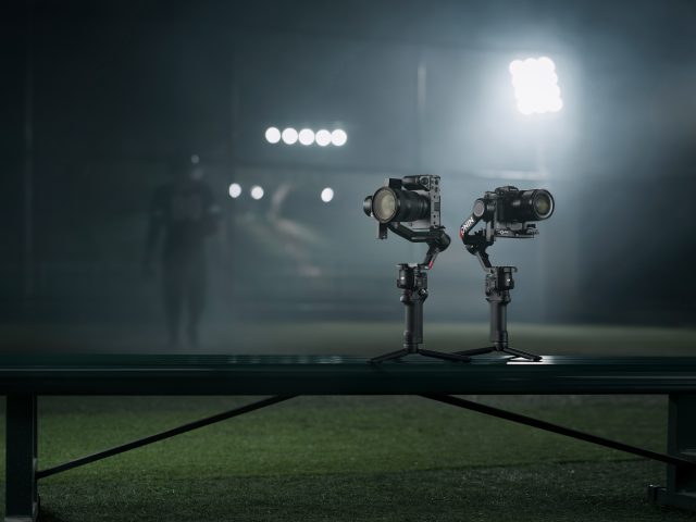 DJI Ronin RS 4 und RS 4 Pro Gimbal auf Bank in Stadionkulisse mit Flutlicht