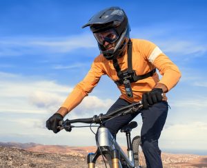 Mountainbiker mit Insta360 X4 am Chesty