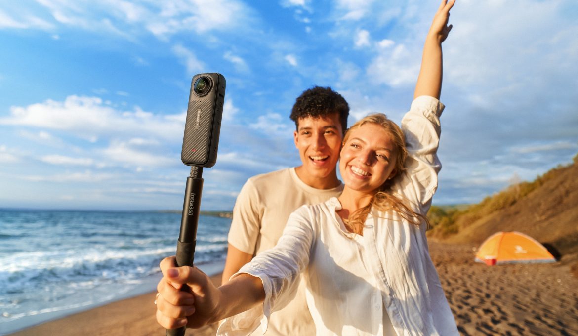 Paar am Strand macht fröhliches Selfie mit Insta360 X4