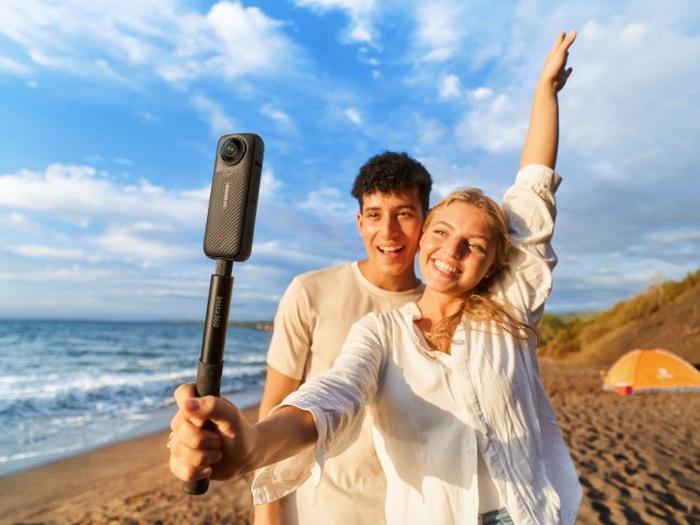 Paar am Strand macht fröhliches Selfie mit Insta360 X4