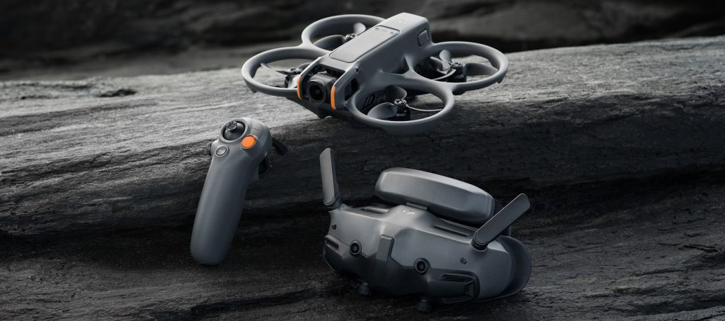 DJI Avata 2, DJI Goggles 3 und DJI RC Motion 3 auf Steinuntergrund