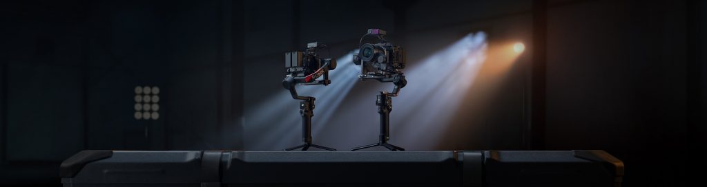 DJI RS 4 und RS 4 Pro Gimbal vor dunkler Kulisse