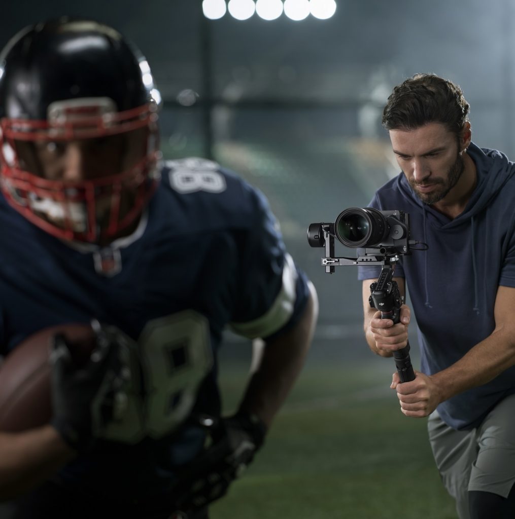 Mann filmt mit DJI Ronin RS 4 Gimbal einen Rugbyspieler im Station