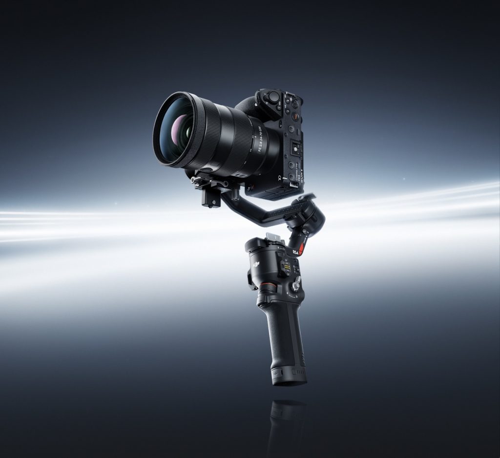 DJI Ronin Series 4 Gimbal schwebend vor Lichtkulisse