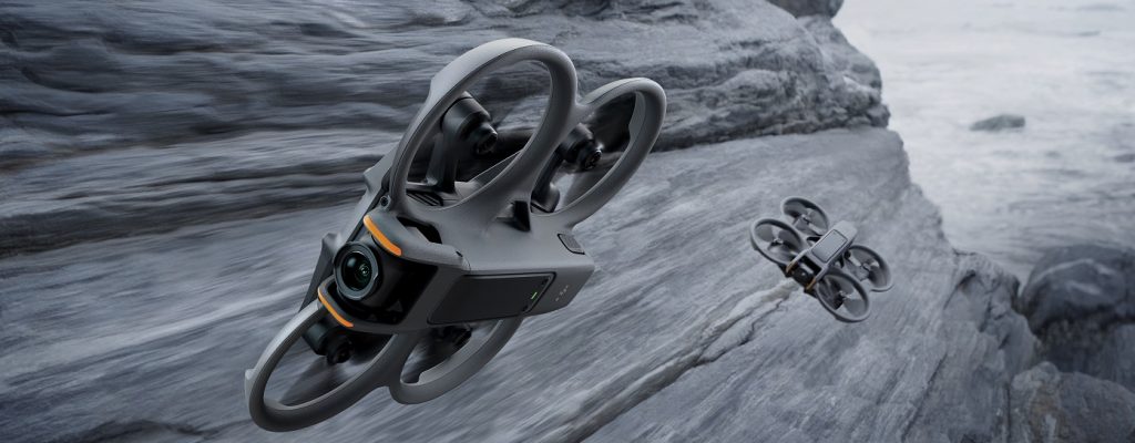 Zwei DJI Avata 2 Drohnen fliegen Rennen vor Felslandschaft
