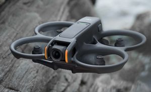 DJI Avata 2 fliegt über Felsen
