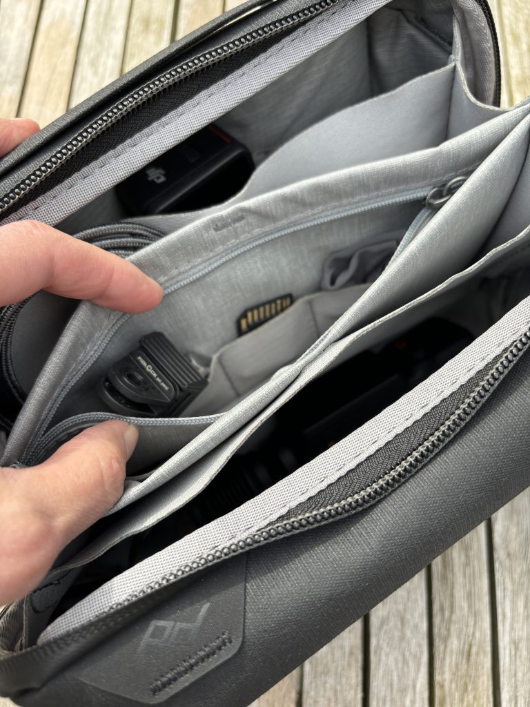 Geöffnete Peak Design Tech Pouch mit elektronischen Gadgets