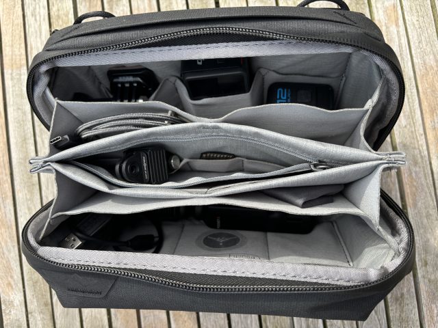 Geöffnete Peak Design Tech Pouch mit elektronischen Gadgets