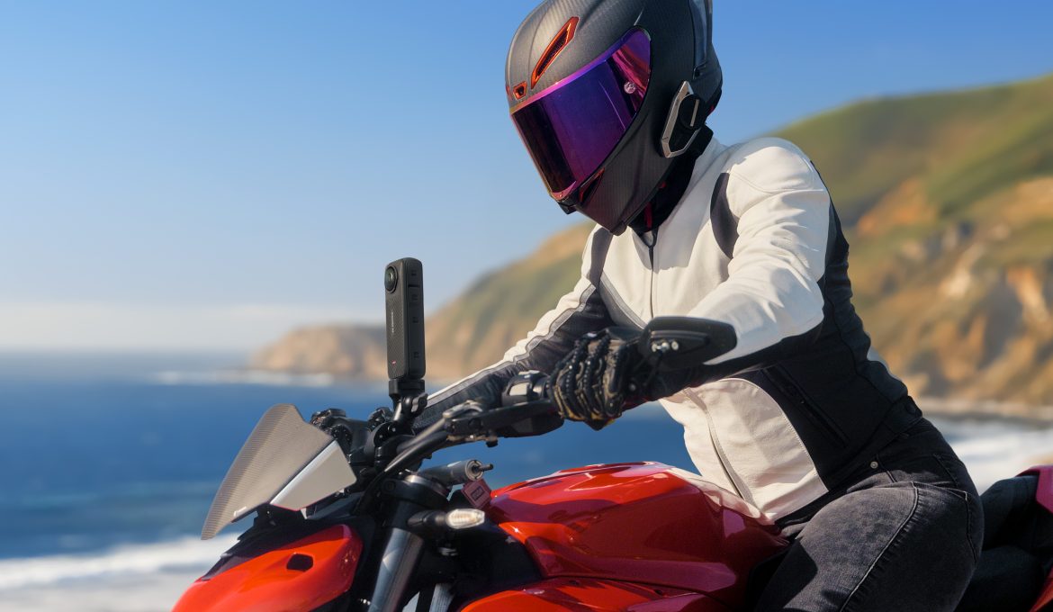 Frau mit Helm auf Motorrad mit Insta360 X4 Actioncam am Lenker