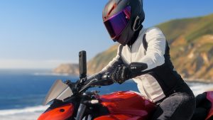 Frau mit Helm auf Motorrad mit Insta360 X4 Actioncam am Lenker