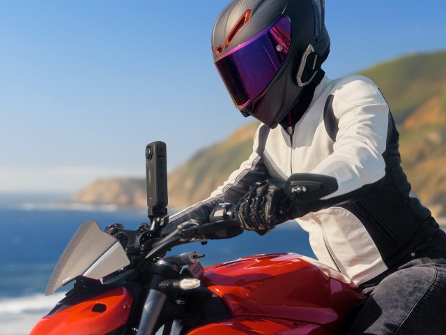 Frau mit Helm auf Motorrad mit Insta360 X4 Actioncam am Lenker