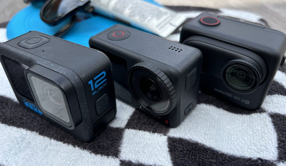 Drei Actioncams auf Handtuch mit Sommer-Accessoires