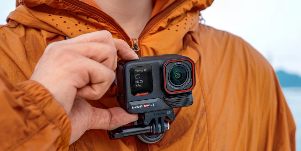 Insta360 Ace Pro 2 Close Up an Funktionsjacke
