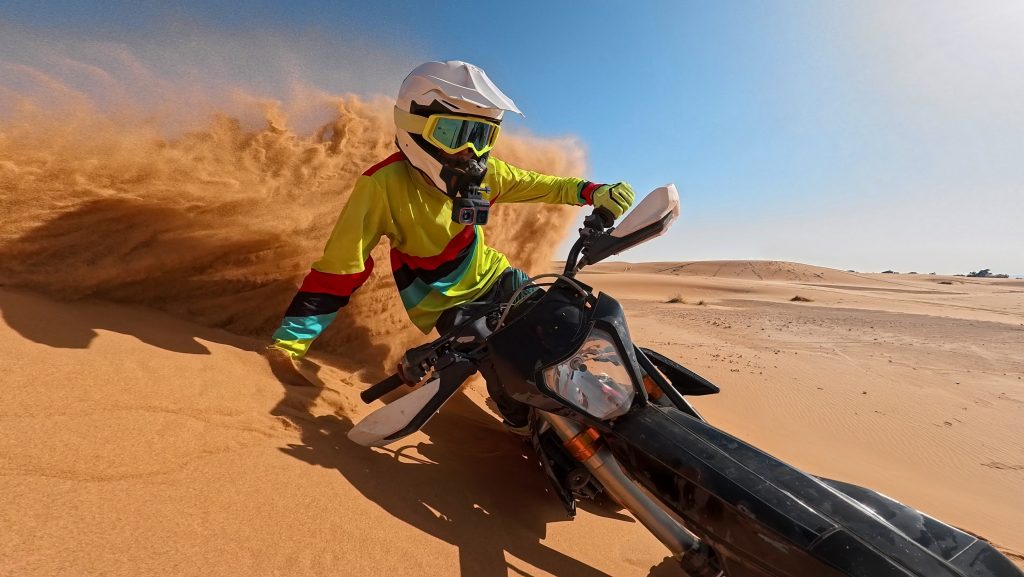 Enduro-Fahrer in der Wüste