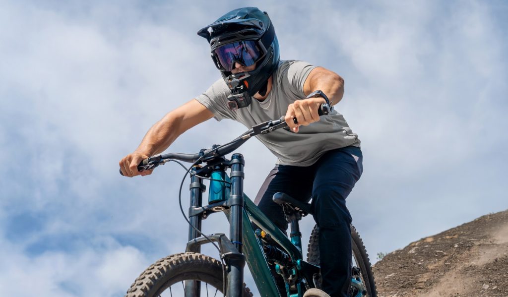 Mountainbiker mit Insta360 Ace Pro 2 Actioncam als Kinnhalterung am Full-Face Helm