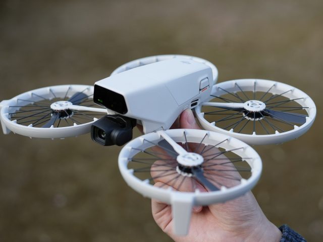 Hand hält DJI Flip Drohne