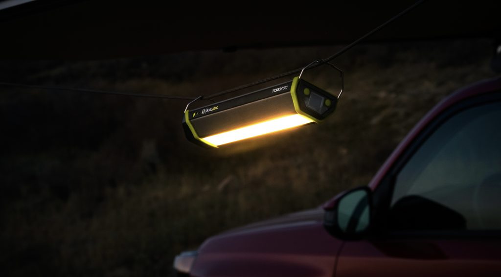 Goal Zero Torch hängend vor Kfz
